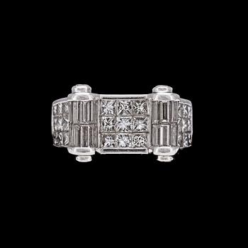 108. A princess- and baguette cut diamond ring, tot. app. 2.20 cts.