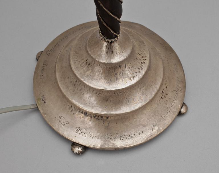 BORDSLAMPA, silver och trä, K. Anderson, Stockholm, trol 1924.
