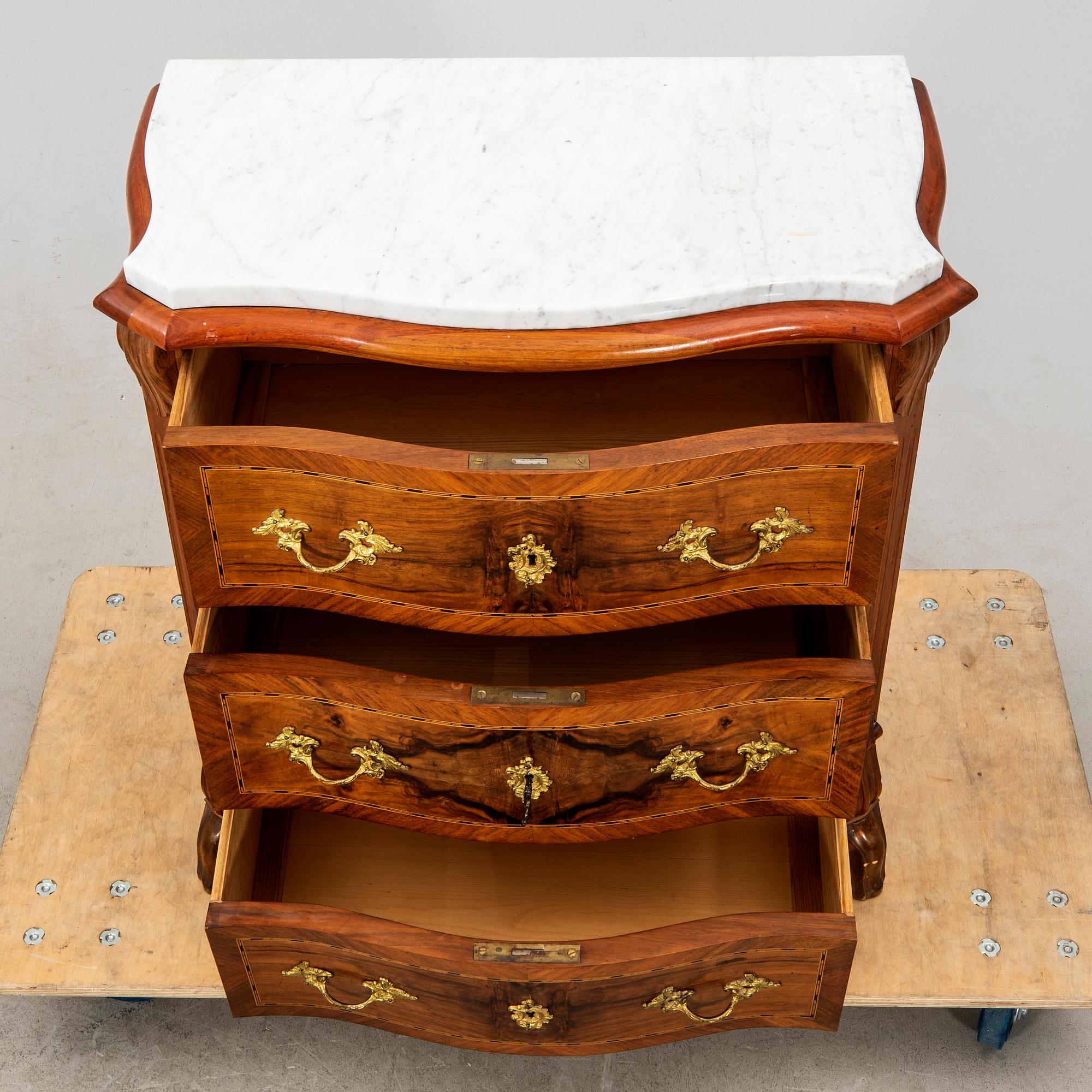 Byrå nyrenässans signerad och daterad 1905.