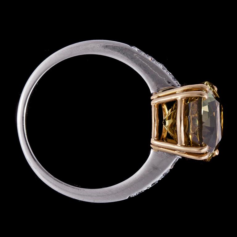 A yellow chrysoberyll and brilliant cut diamond ring, tot. app. 0.20 cts.