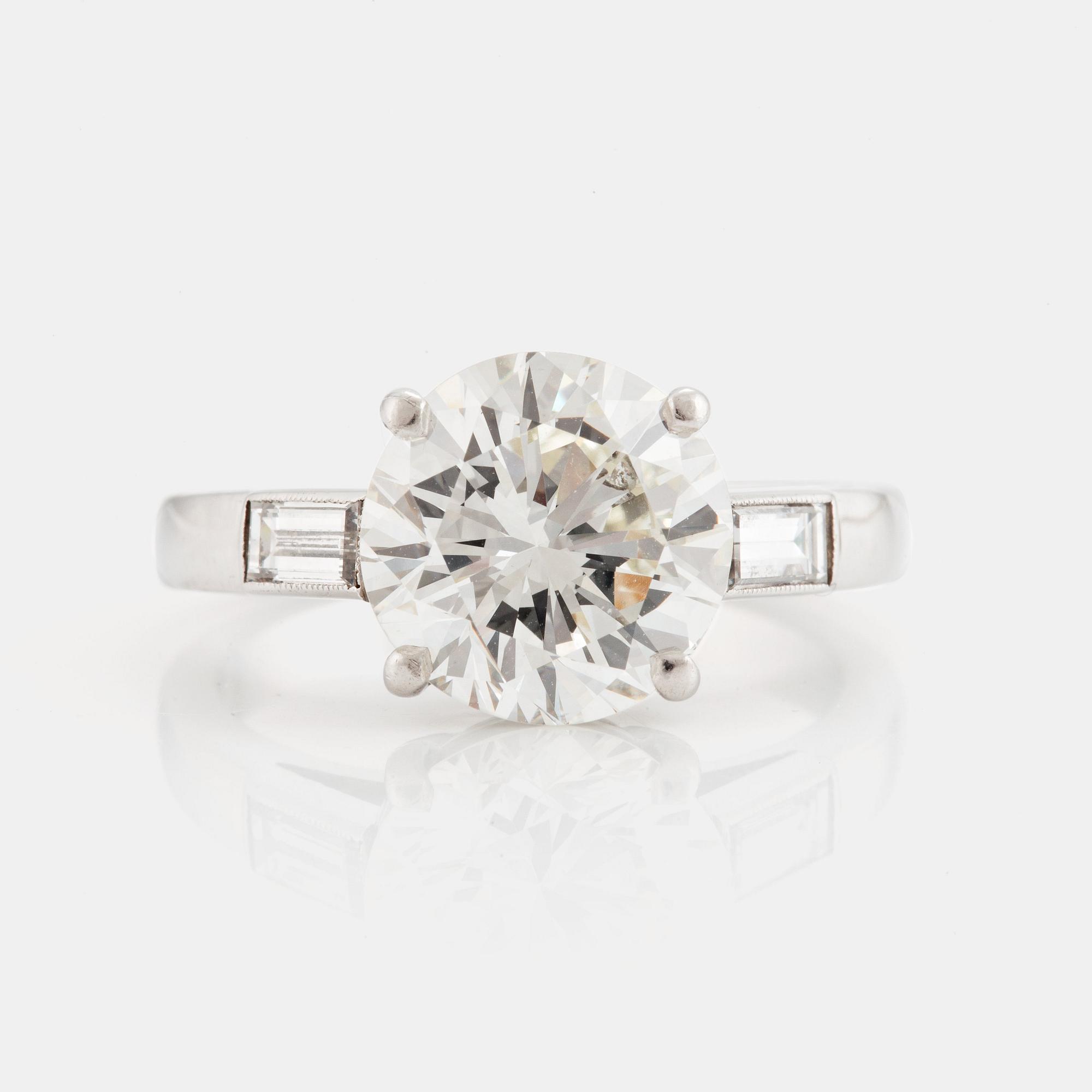 RING med en briljantslipad diamant.