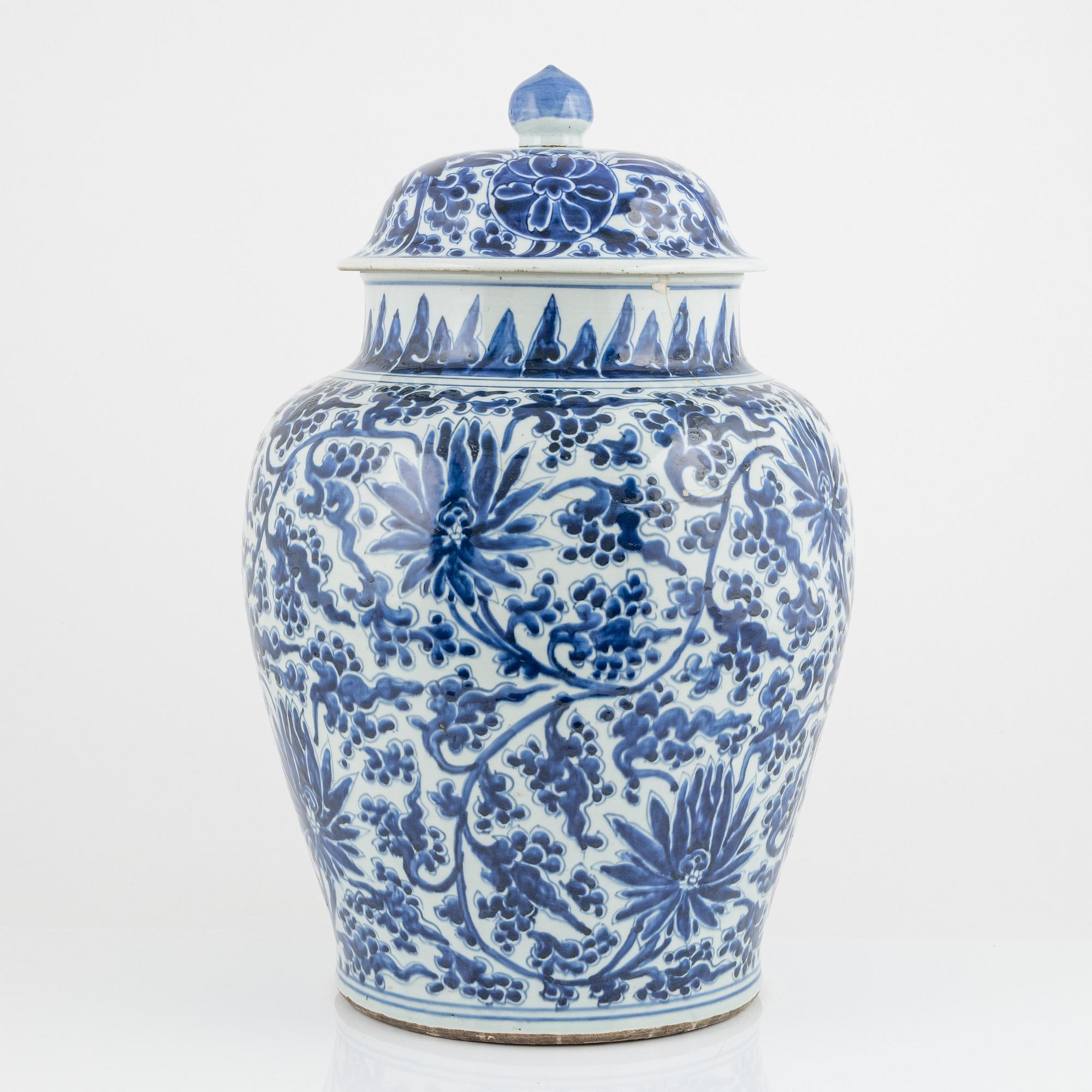 A large blue and white lotus jar with cover, Qing dynasty, Kangxi (1662-1722).