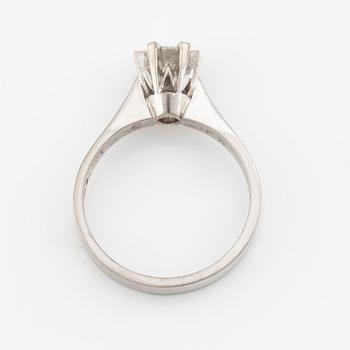 Ring 18K vitguld med en rund briljantslipad diamant 0.38 ct enligt gravyr.