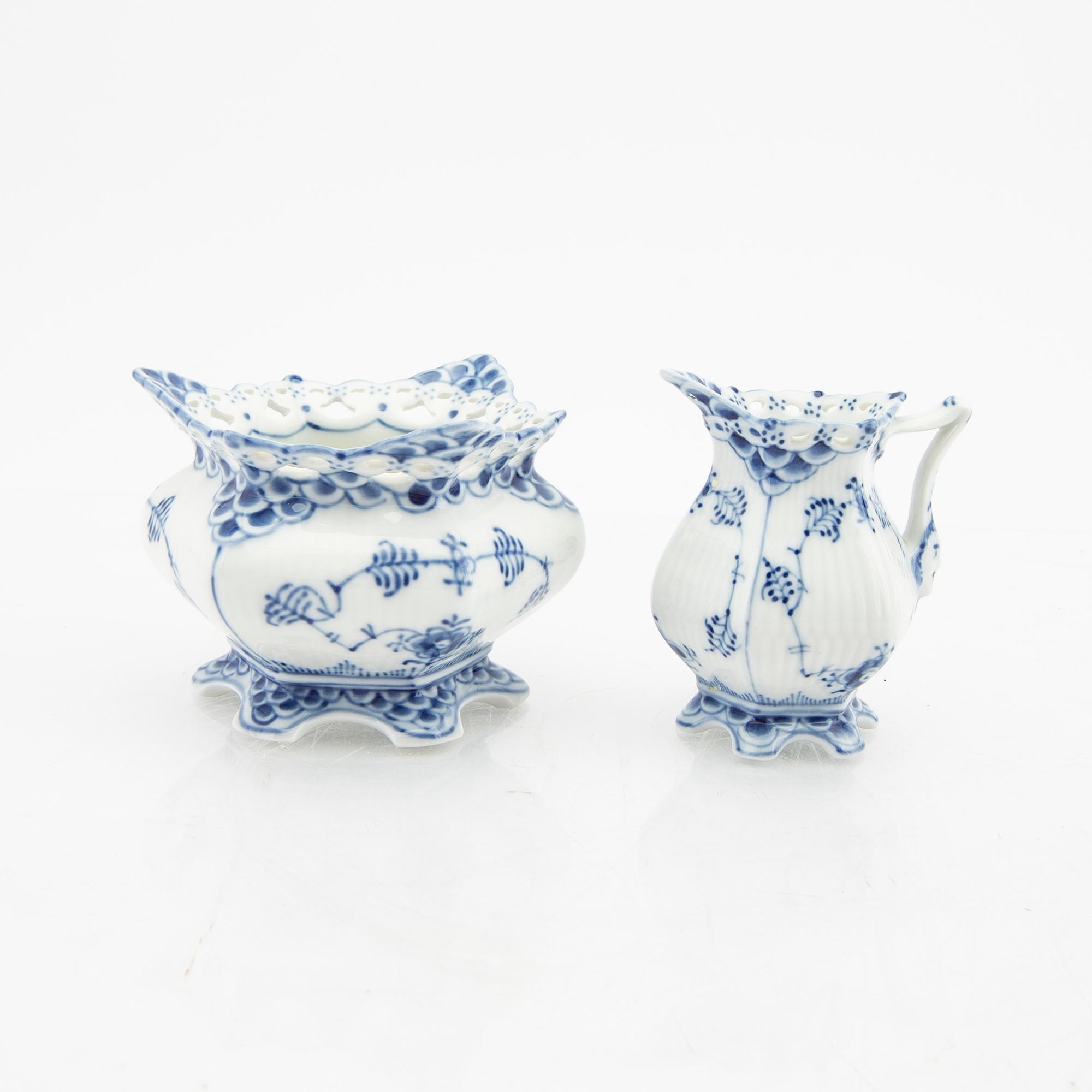 Service 26 pcs "Musselmalet" hel and halv blonde Royal Copenhagen Denmark porcelain.