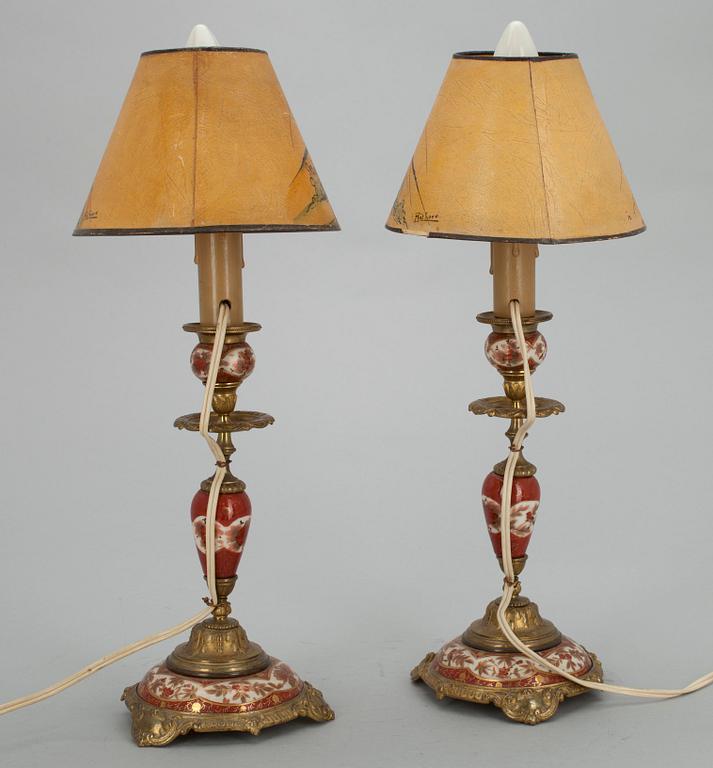 SKRIVBORDSGARNITYR,  4 delar,  målat porslin samt mässing, 1800-talets slut.