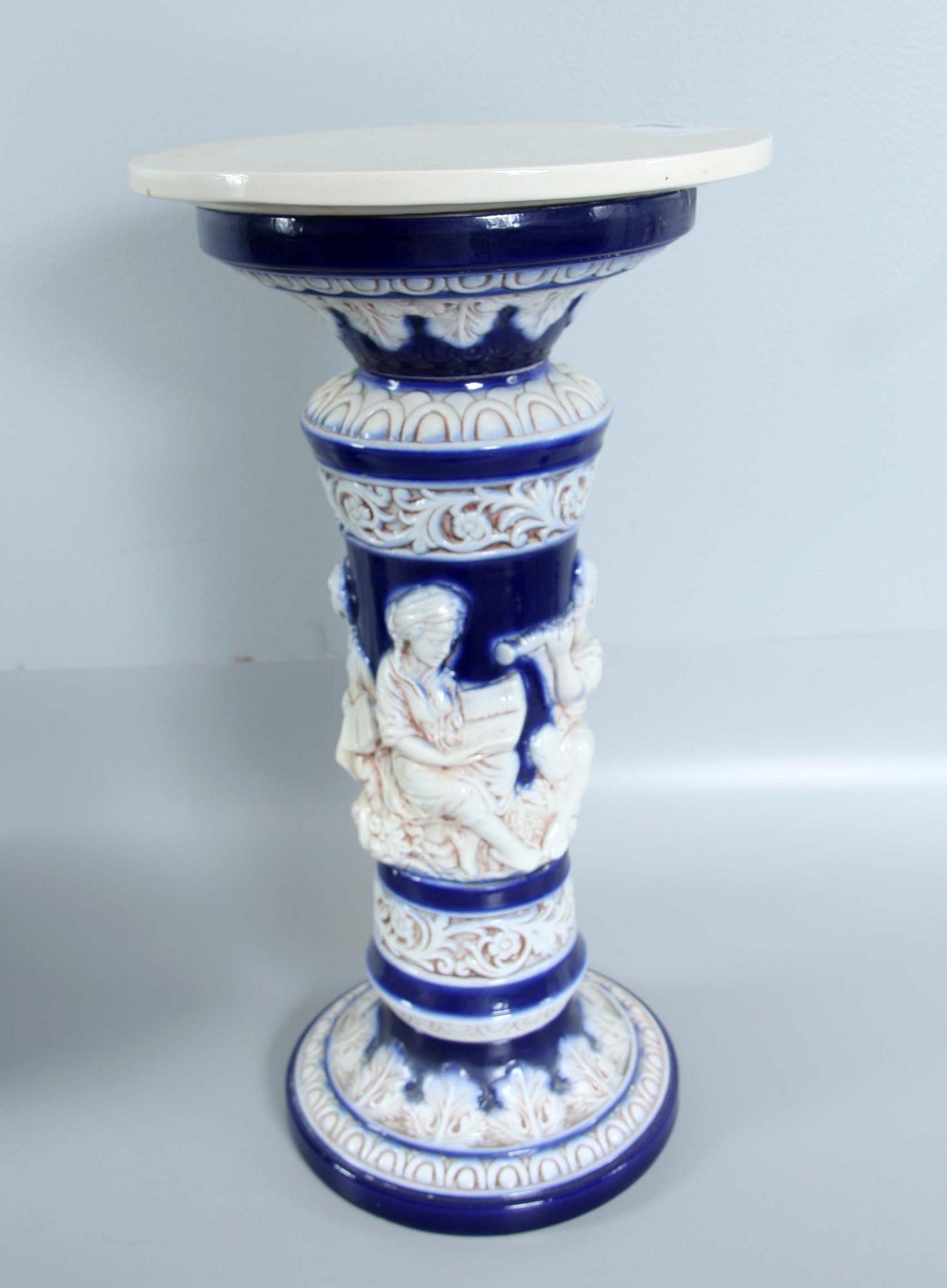 URNA PÅ PIEDESTAL, flintgods. 1900-tal.