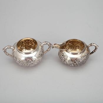 SOCKERSKÅL och GRÄDDSNÄCKA, silver, stämplade Luen Wo Shanghai, ca 1900. Vikt tot. 380 g.