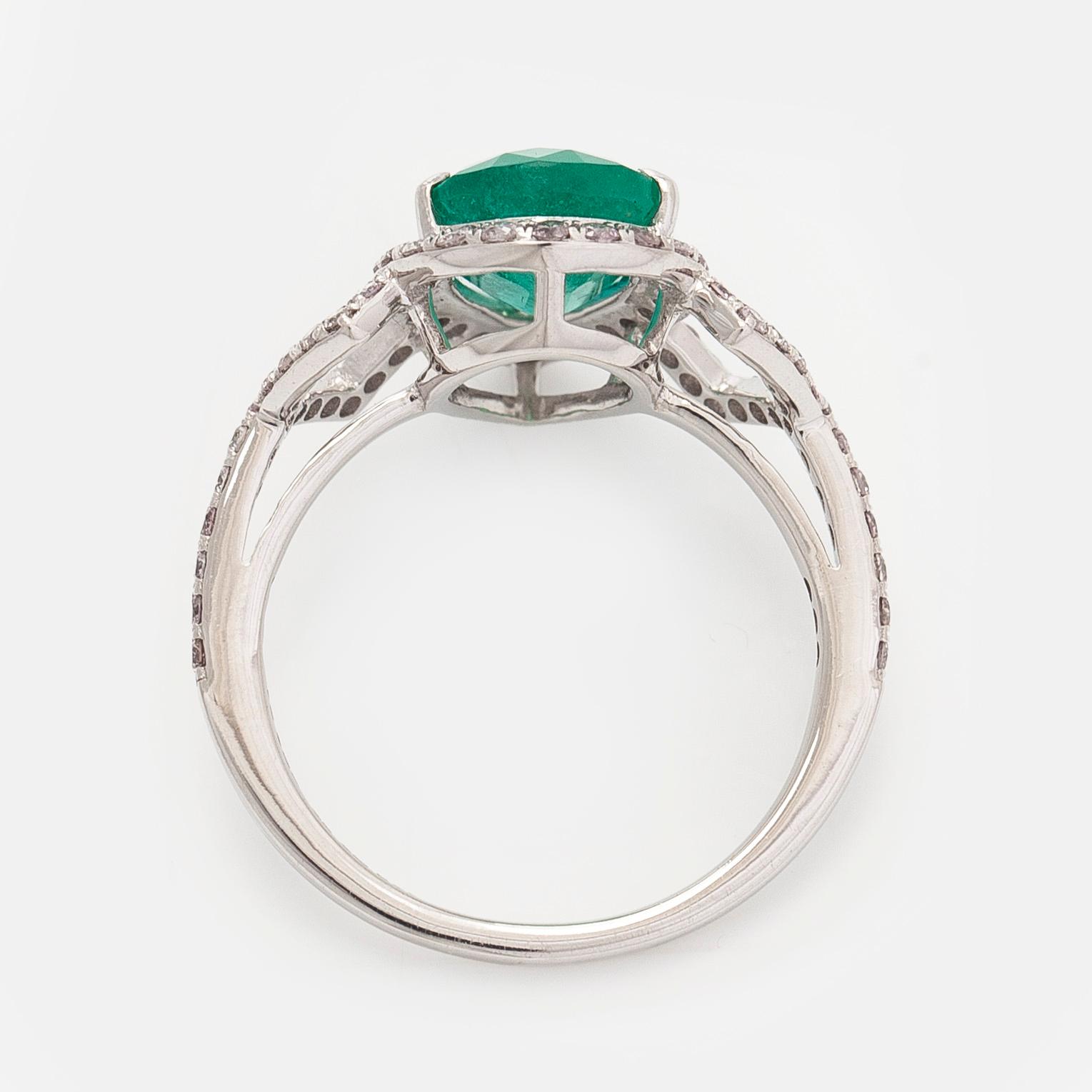 Sormus, 14K valkokultaa, pisaranmuotoinen smaragdi ja timantteja.