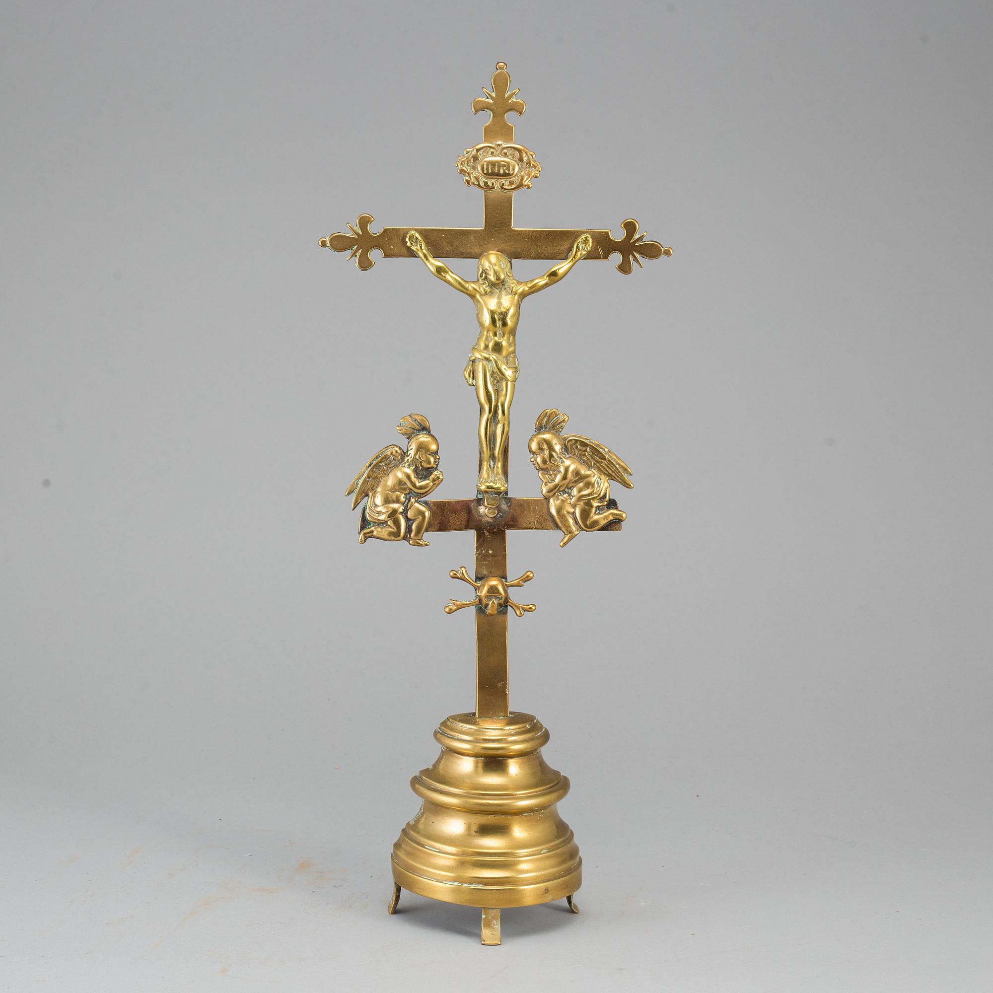 An 18th century bronze crucifix.