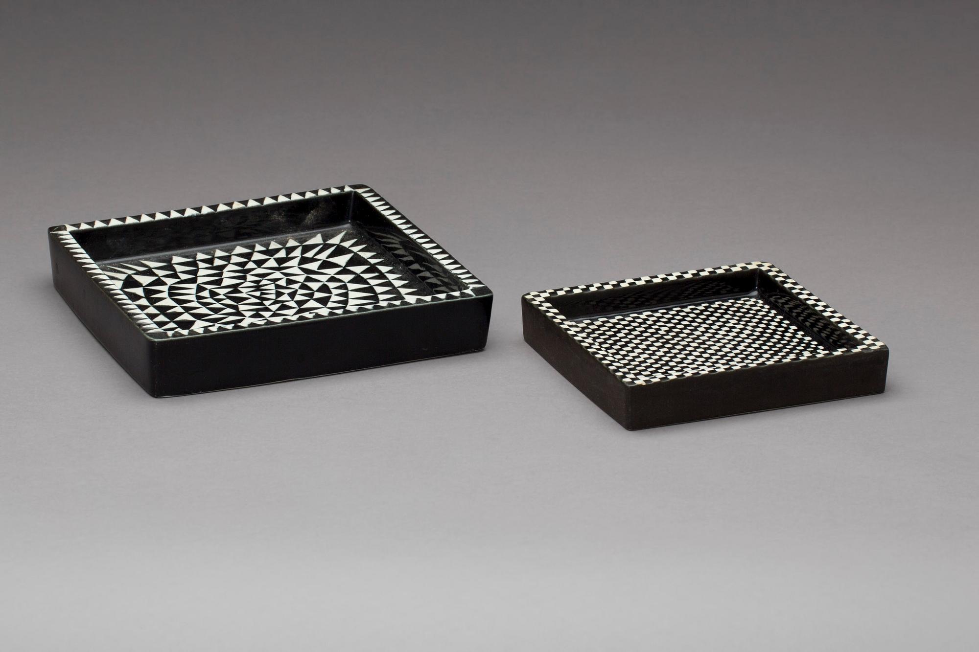 FAT, 2 st, stengods, "Domino", Stig Lindberg, Gustavsberg, i produktion 1955-69.