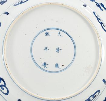 A blue and white charger, Qing dynasty, mark and period of Kangxi (1662-1722).