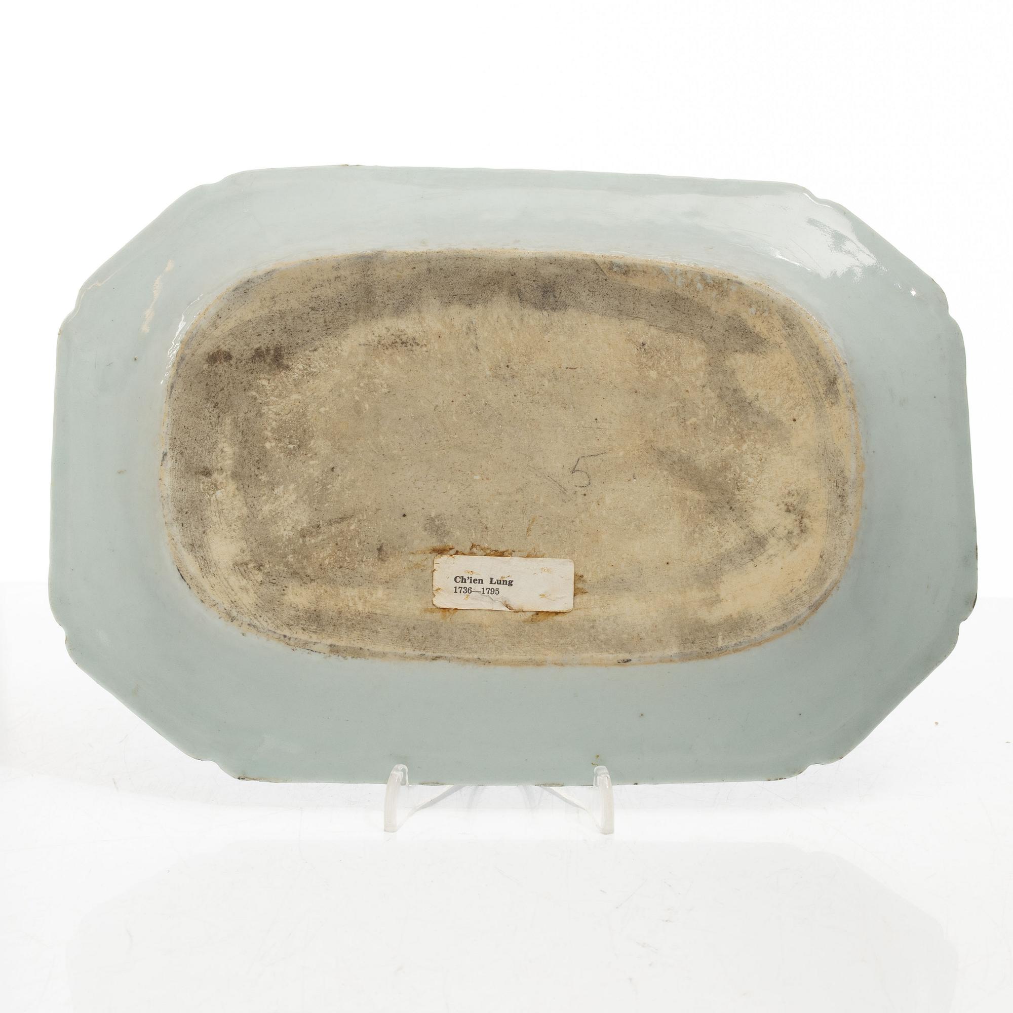 Stekfat, 5 st, kompaniporslin, Qingdynastin, Kina, 1700/1800-tal samt ask med lock och vas, Kina, 1900-tal.