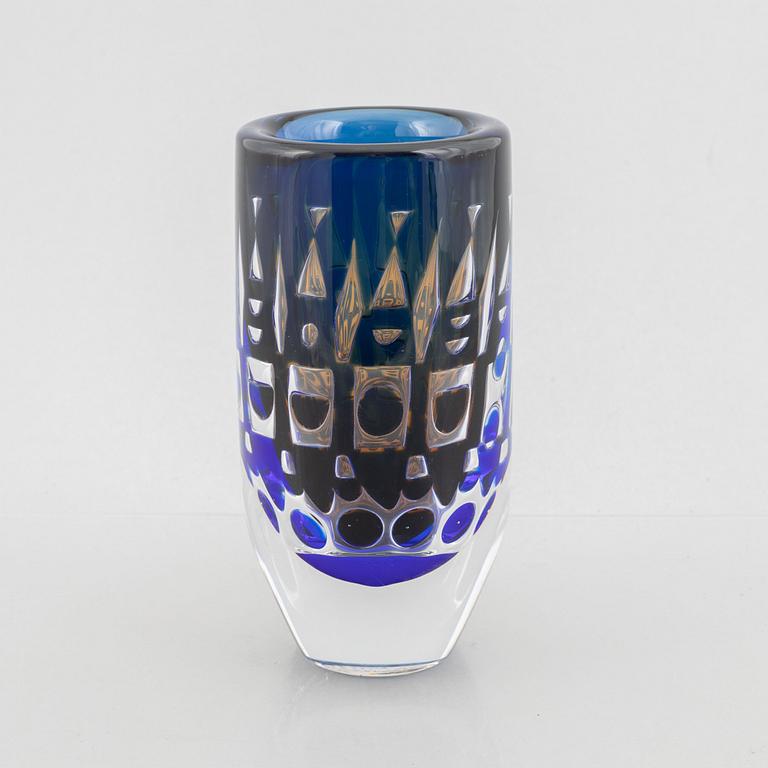 Ingeborg Lundin, an ariel glass vase, Orrefors 1977.