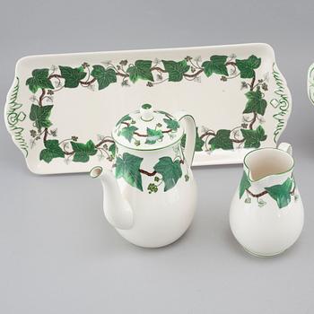 17 pieces of porcelain tableware from Wedgewood, model "Napoleon Ivy", 20th century.