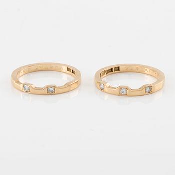 Två ringar 18K guld med runda briljantslipade diamanter.
