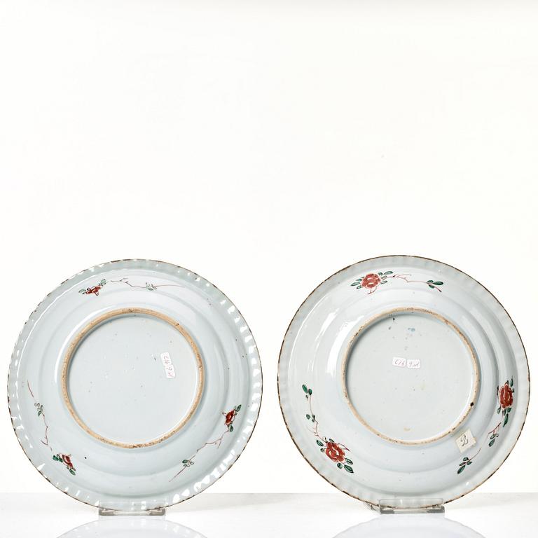 A set of nine famille verte 'pie crust' plates, Qing dynasty, Kangxi (1662-1722).