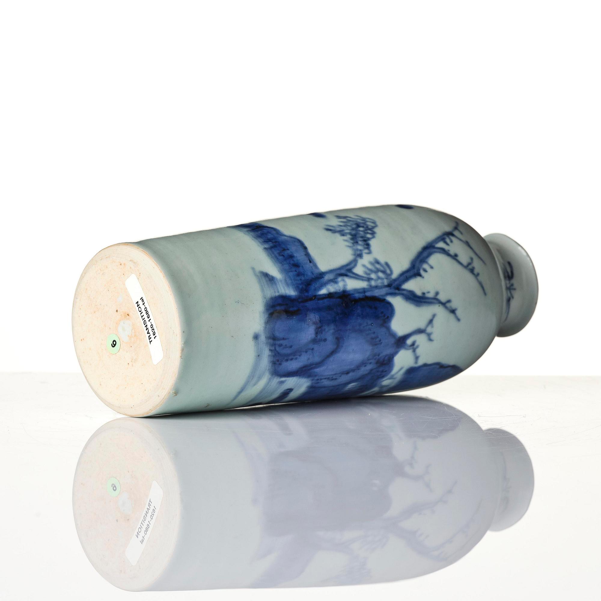 A blue and white sleeve vase, Transitional period, 17th century.