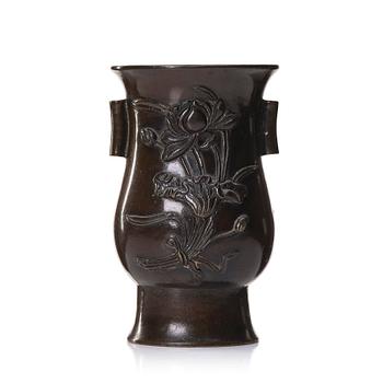 898. A bronze vase, Qing dynasty.