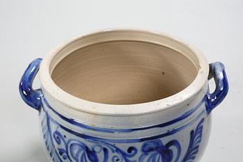 A large porcelain pot from the 20th century.