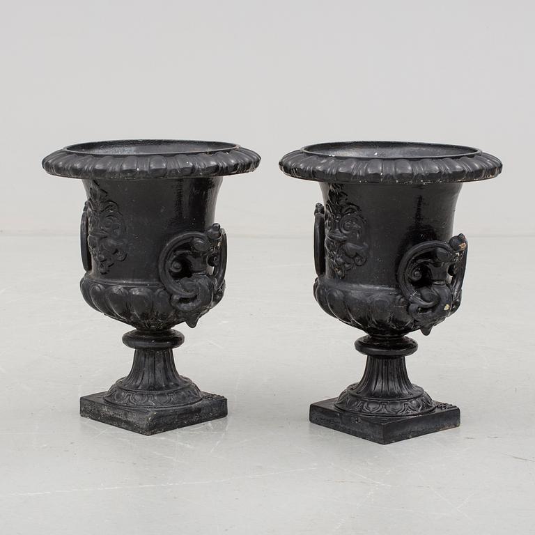 TRÄDGÅRDSURNOR, ett par, gjutjärn, Skoglund&Olsson Gefle No 1. Omkring år 1900.