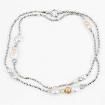HALSBAND, med olika färgade odlade sötvattenspärlor och låset i silver, Italien, nytillverkad.