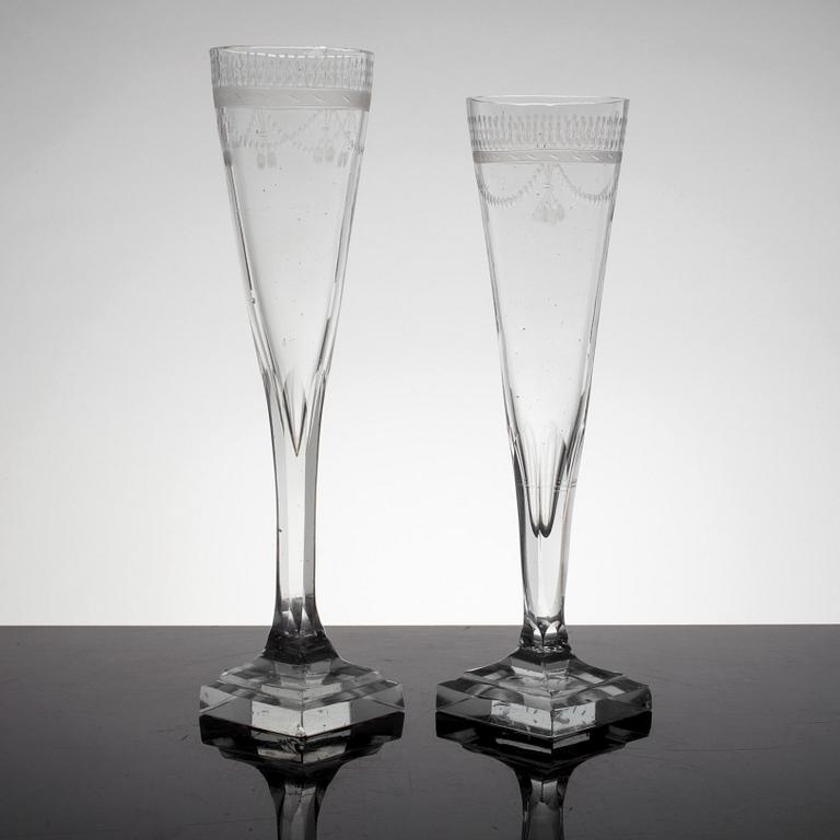 CHAMPAGNESTRUTAR, 8 st, glas, sengustavianska, omkring år 1800.