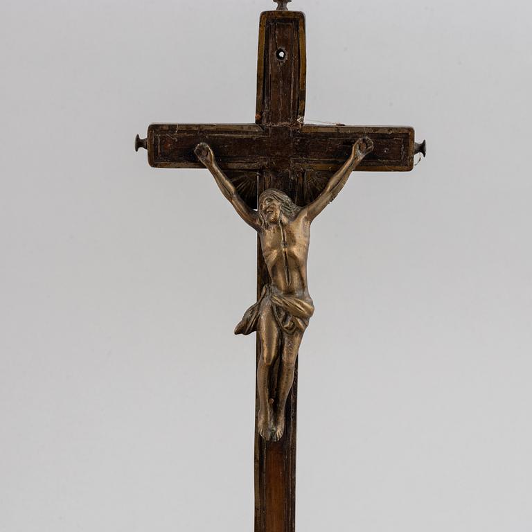 KRUCIFIX, mörkbetsat trä med inläggningar av mässing, 1700-tal.