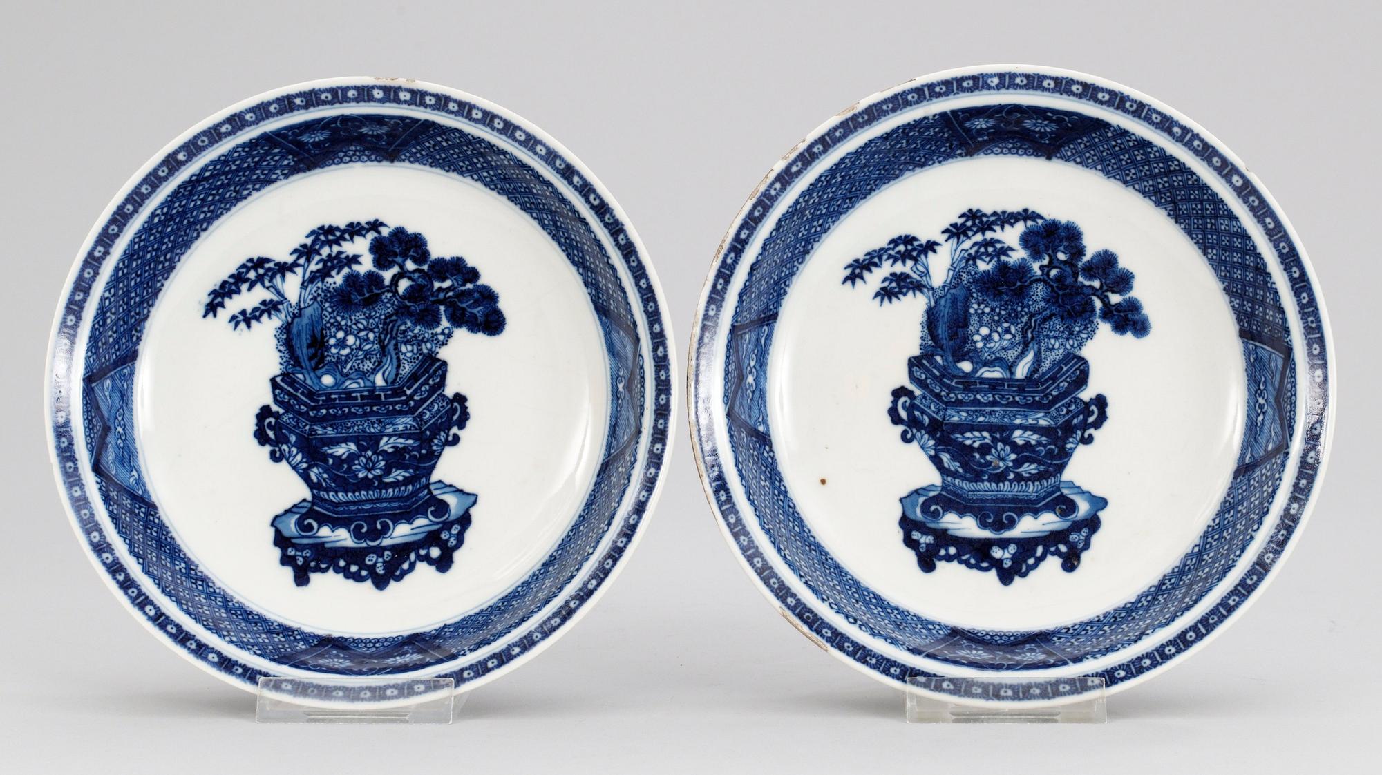 SKÅLFAT, ett par, porslin. Qingdynastin, Yongzheng (1723-35).