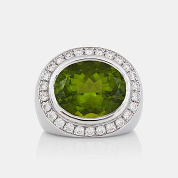 560. A 18.61 ct peridot and brilliant-cut diamond ring. Total carat weight of diamonds 1.34 cts. Quality H/VS.