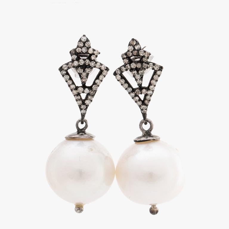 EARRINGS silver and gold 2 South Sea pearls approx 13 mm and vari-cut diamonds approx 0,20 ct in total.