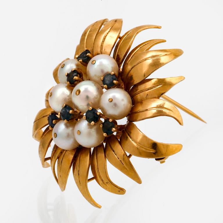 Brosch 18K guld med odlade pärlor ca 7 mm och safirer, bredd ca 4,5 cm, Sengels Guldsmedja Stockholm 1973.