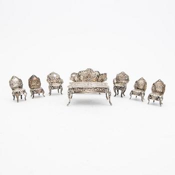 An early 20th century set of eight miniature furnitures in silver, weight 158 grams.