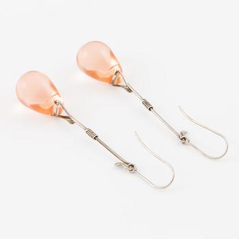 Vivianna Torun Bülow-Hübe, collier och örhängen, silver med lila-aprikosa glasdroppar.