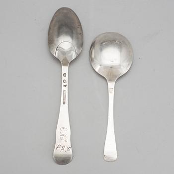 BÄGARE och SKEDAR, 3 del, bland annat en bägare av Johan Leffler, Falun, 1766. Vikt ca  125 g.