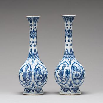 VASER, ett par, porslin. Qingdynastin, Kangxi (1662-1722).