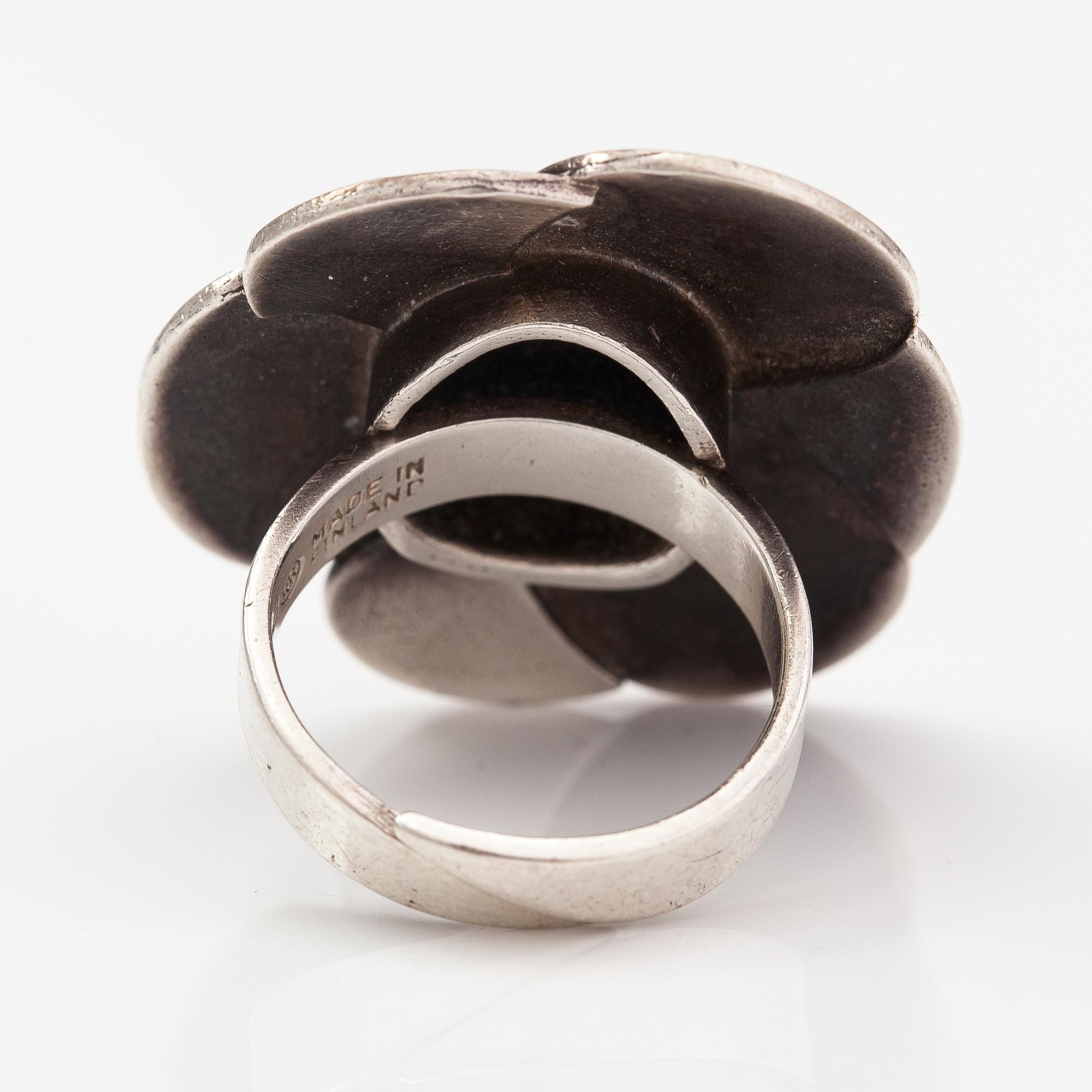 Eila Minkkinen, A sterling silver ring "Wild rose" with a sodalit. Kalevala Koru, Helsinki 1973.