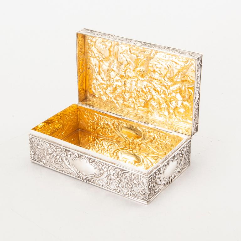 J. L SCHLINGLOFF, a german Hanau early 20th century silver box. Weight 400 gram.
