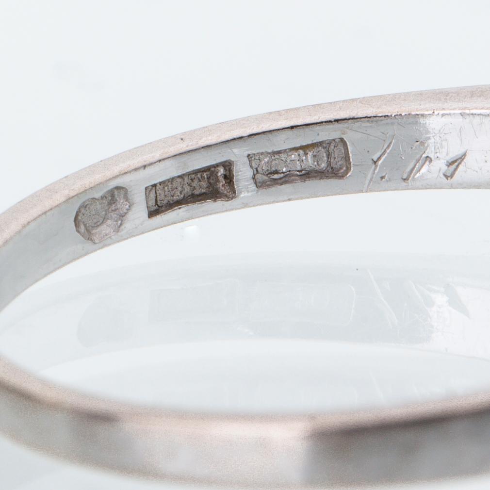 RING, 18K vitguld med briljantslipad diamant, enligt certifikar 1.01 ct. Otydliga stämplar.
