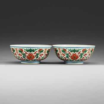 366. A pair of enameled bowls, Qing dynasty, 19th Century with Jiaqing seal mark.