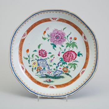 A famille rose export porcelain dish, Qing dynasty, Qianlong (1736-95).
