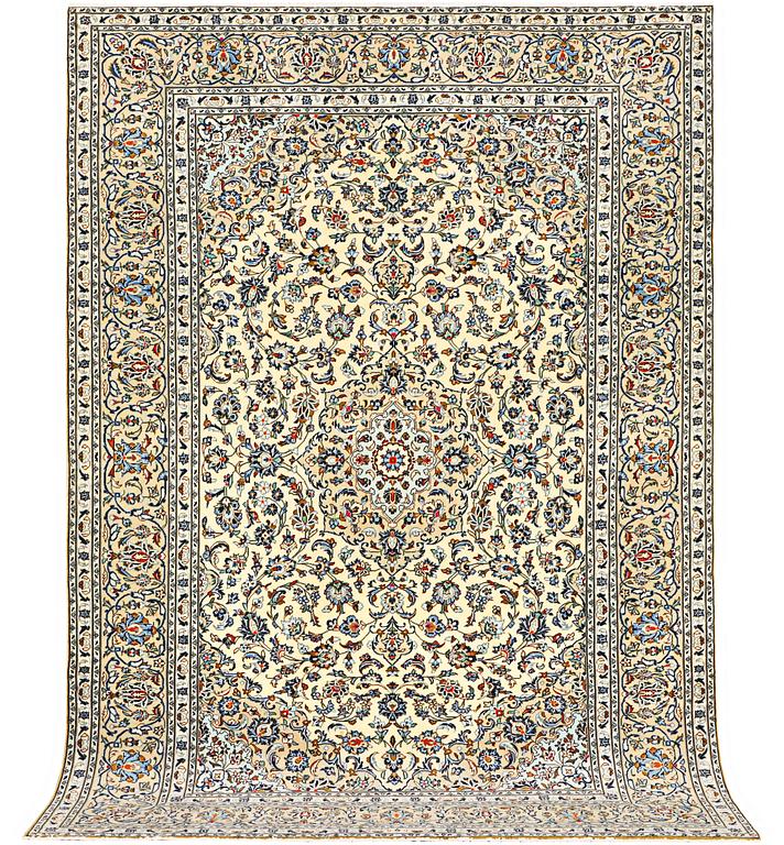 A Kashan carpet, a. 297 x 200 cm.
