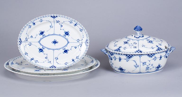 MATSERVIS, c:a 83 delar, porslin, "Musselmalet", Royal Copenhagen.