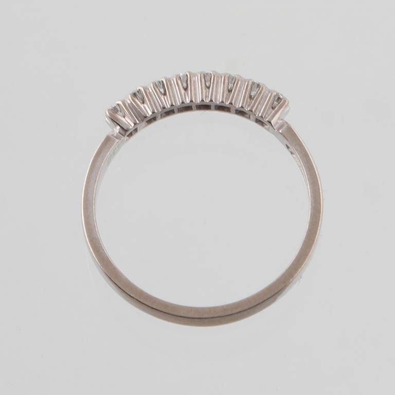 RING, 18K vitguld med 8 briljantslipade diamanter, 0.30 ct, Juvel Magnus, Göteborg, 1993.  Vikt 3,3 gram.