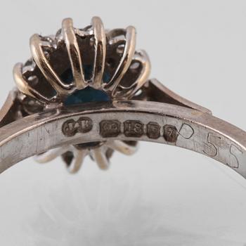 RING, 18K vitguld med fasettslipad blå safir samt briljantslipade diamanter, 0.55 ct, Engelska stämplar. Vikt 5,1 gram.