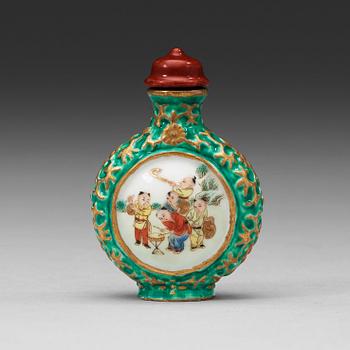 52. An enamelled snuff bottle with stopper, 20th Century with Qianlong mark in red.