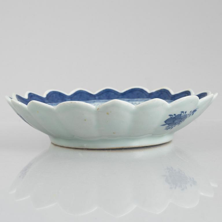 A blue and white export porcelain bowl and three berry plates, China, 18th-19th century.