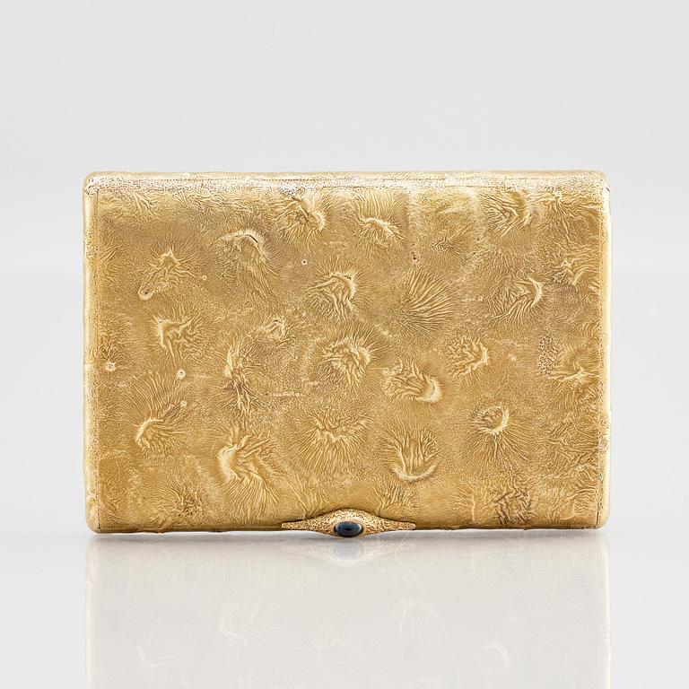 Etui, samorodok-teknik, guld 14K och safir, sannolikt av Alexander Lyubavin, S:t Petersburg 1908-1917.