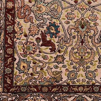 A RUG. An old silk Hereke Souf. 156,5 x 104 cm.