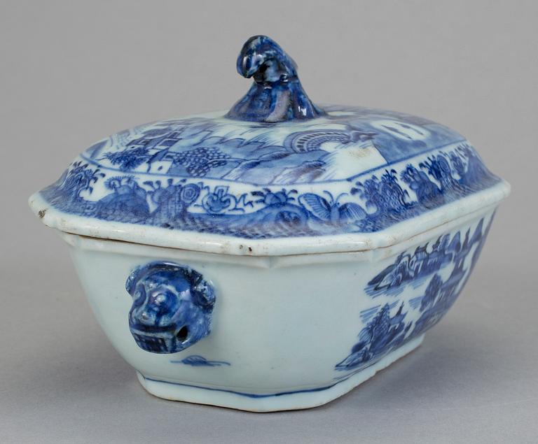 SMÖRTERRIN, porslin, Qingdynastin, Qianlong (1736-95).