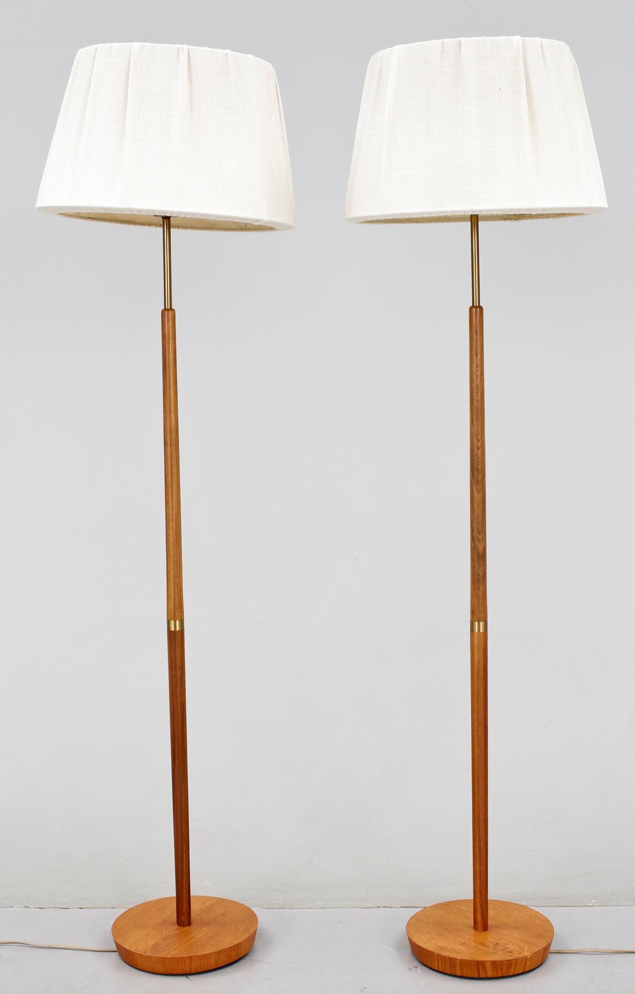 GOLVLAMPOR, ett par, 1900-talets andra hälft.